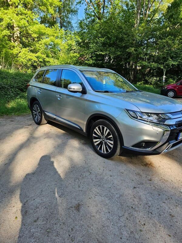Silber Gebraucht 2020 Mitsubishi Outlander Top SUV | 25.600 € (Etwas zu teuer) - Bild 1/4