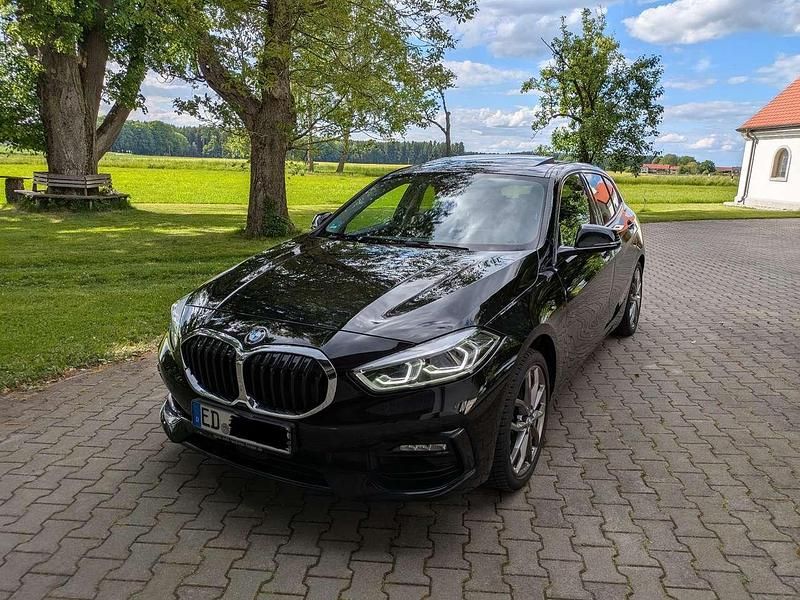 Schwarz Gebraucht 2021 BMW 120 Sport Line Kleinwagen | 23.800 € (Fairer Preis) - Bild 1/4