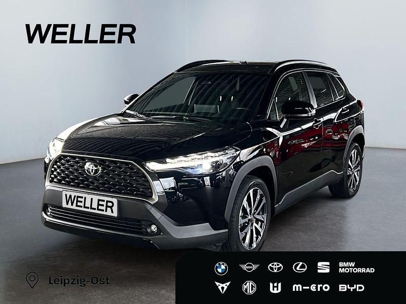 Tiefschwarz mica metallic Gebraucht 2024 Toyota Corolla Cross Team SUV | 30.990 € (Fairer Preis) - Bild 1/3
