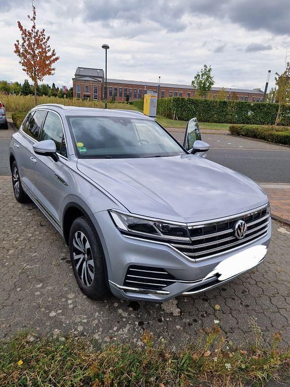 Silber Gebraucht 2018 VW Touareg Elegance SUV | 36.200 € (Superpreis) - Bild 1/4