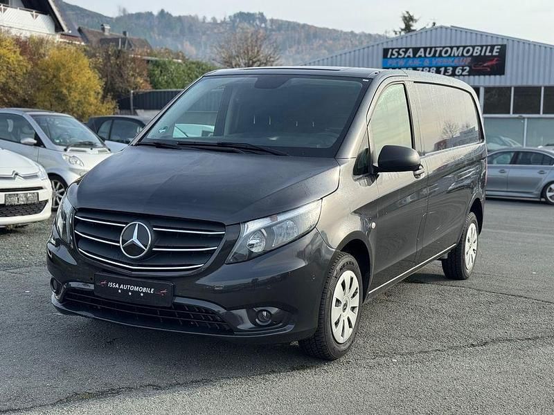 Grau Gebraucht 2020 Mercedes Vito Van / Kleinbus | 19.999 € (Fairer Preis) - Bild 1/4