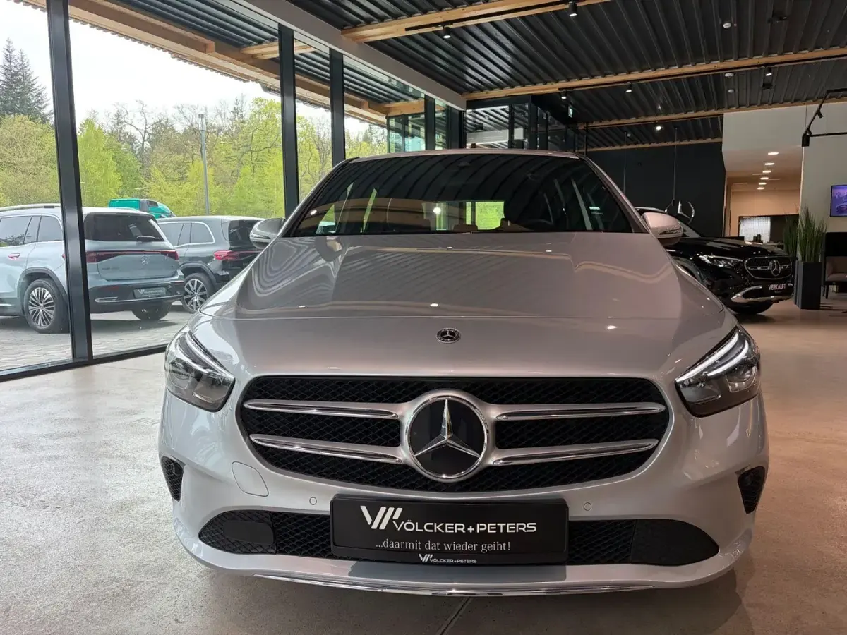 Gebraucht Mercedes B200 163 PS (119 kW) 2022 Silber Kleinwagen