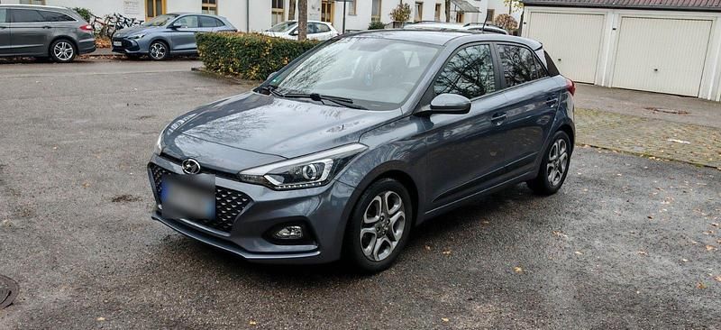 Grau Gebraucht 2018 Hyundai i20 Style Kleinwagen | 11.900 € (Fairer Preis) - Bild 1/4