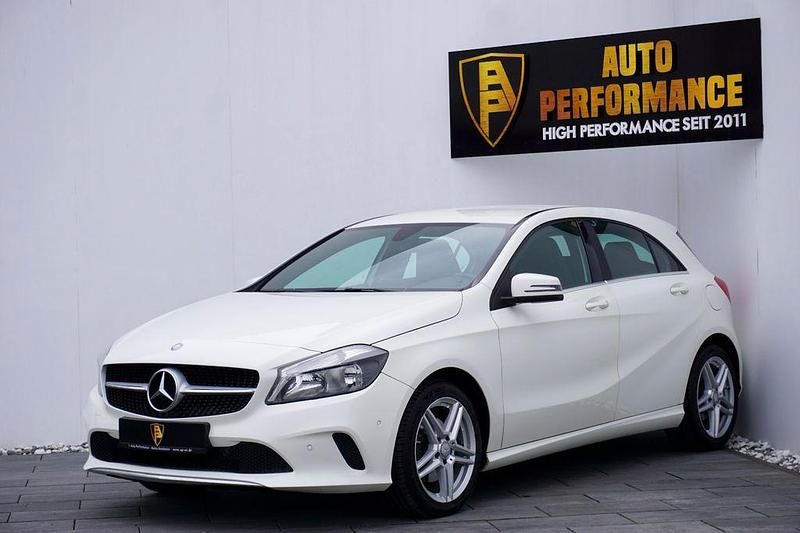 Weiß Gebraucht 2016 Mercedes A180 Limousine | 13.900 € - Bild 1/4