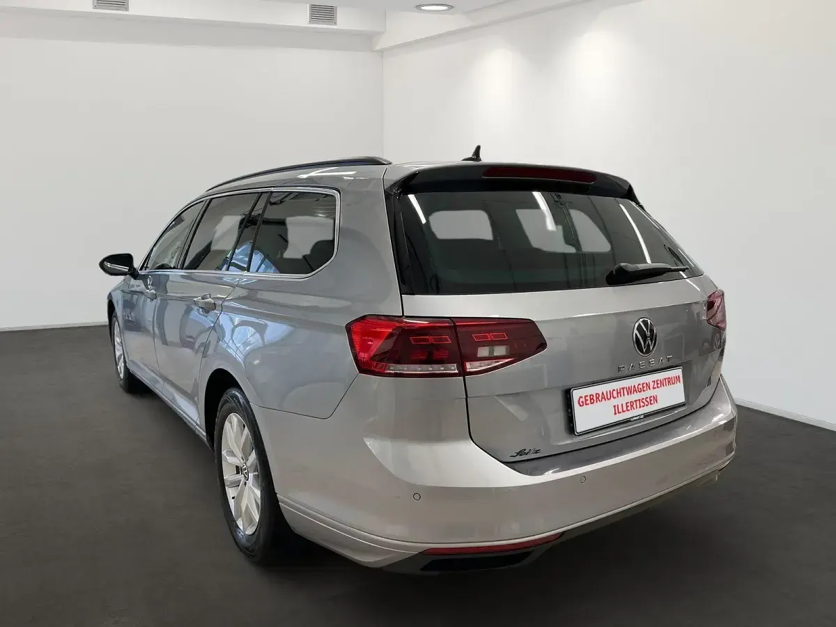 Gebraucht VW Passat Business 150 PS (110 kW) 2023 Silber Kombi