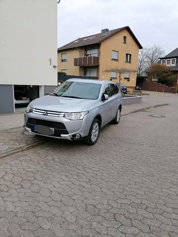 Silber Gebraucht 2015 Mitsubishi Outlander Diamant Edition SUV | 10.500 € (Guter Preis) - Bild 1/4