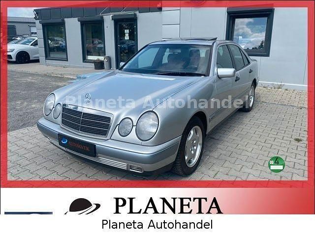 Silber Gebraucht 1998 Mercedes E240 Classic Limousine | 6.999 € (Etwas zu teuer) - Bild 1/4