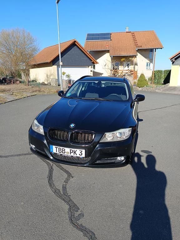 Schwarz Gebraucht 2010 BMW 330 Sport Line Kombi | 8.000 € (Superpreis) - Bild 1/4