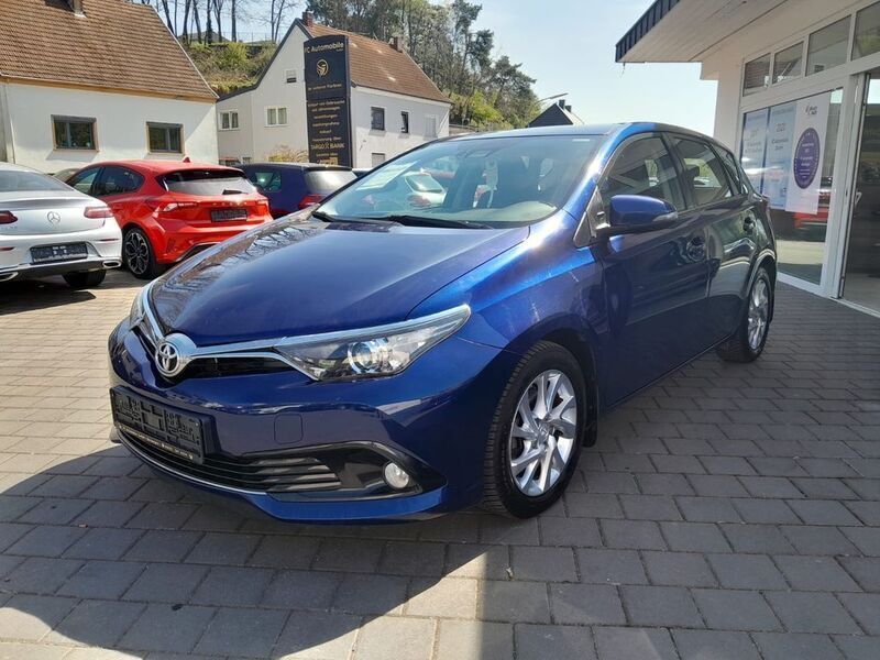 Blau Gebraucht 2015 Toyota Auris Comfort Limousine | 9.900 € (Fairer Preis) - Bild 1/4