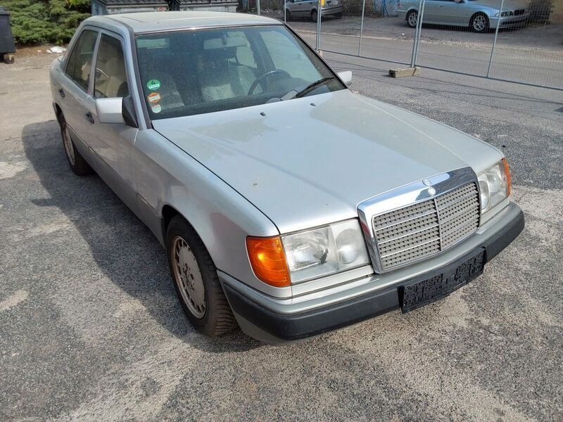 Silber Gebraucht 1990 Mercedes E230 Limousine | 6.900 € - Bild 1/4