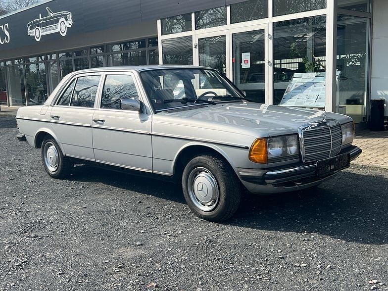 Gebraucht Mercedes 200 109 PS (80 kW) 1984 Silber Limousine