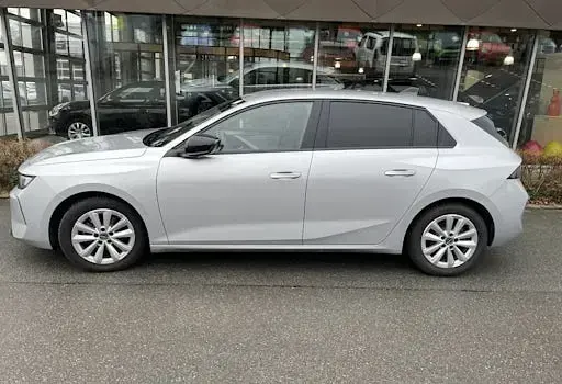 Używany Opel Astra Elegance 110 KM (80 kW) 2024 Srebrny Sedan/Limuzyna