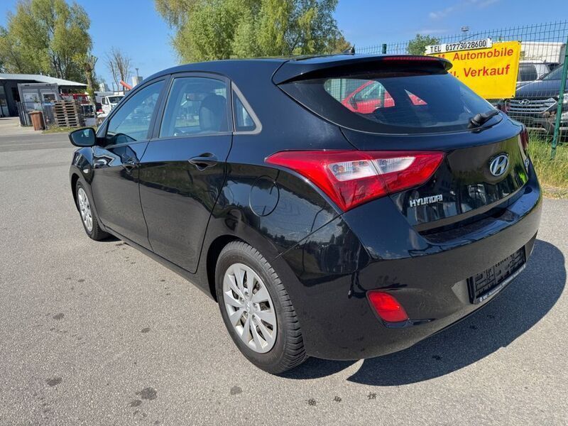 Gebraucht Hyundai i30 Trend 110 PS (80 kW) 2015 Schwarz Limousine