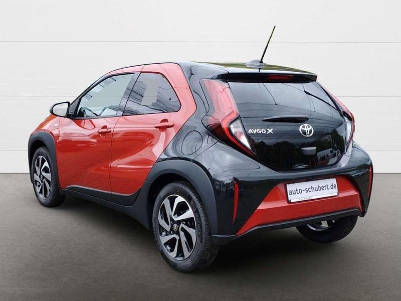 Neu Toyota Aygo X 72 PS (52 kW) 2025 3u4)/ black mica (209) (rot SUV