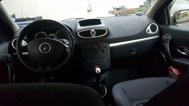 Gebraucht Renault Clio II Authentique 75 PS (55 kW) 2008 Rot Limousine