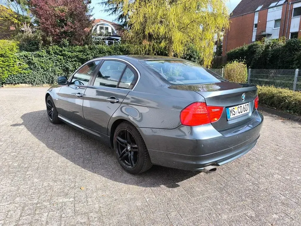 Gebraucht BMW 320 143 PS (105 kW) 2009 Grau Limousine