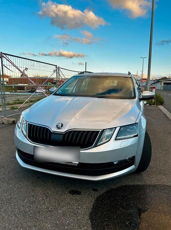 Silber Gebraucht 2018 Skoda Octavia Ambition Kombi | 12.500 € (Guter Preis) - Bild 1/4