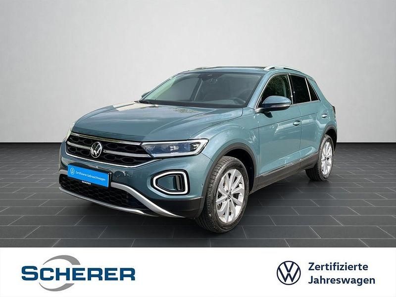Blau (petroleum blue metallic) Gebraucht 2024 VW T-Roc Style SUV | 32.900 € (Fairer Preis) - Bild 1/4
