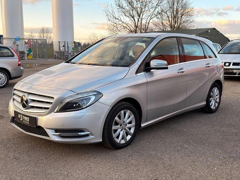 Gebraucht Mercedes B180 122 PS (89 kW) 2013 Silber Van / Kleinbus