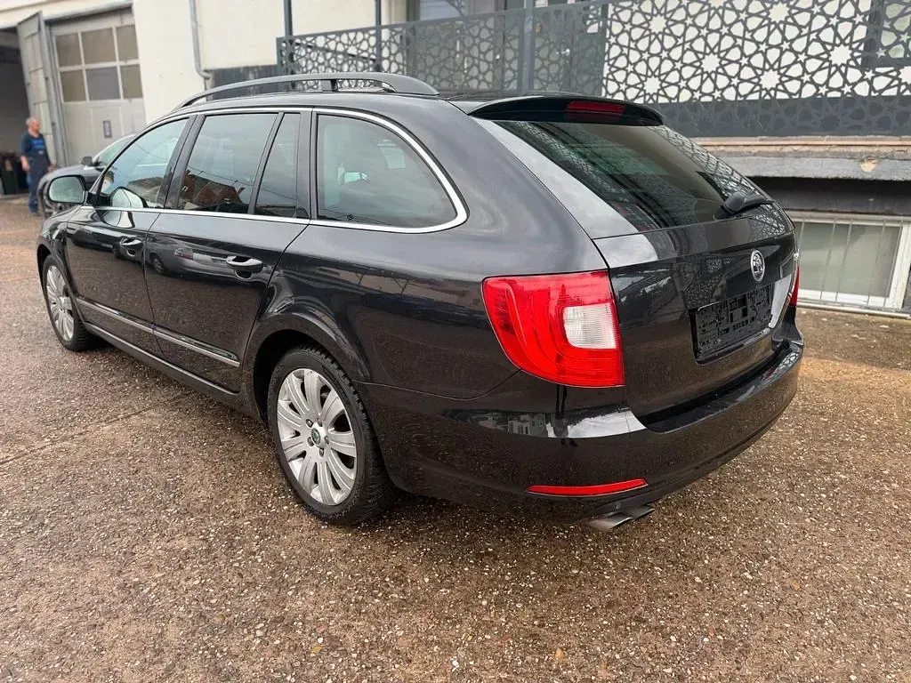Gebraucht Skoda Superb Elegance 170 PS (125 kW) 2011 Schwarz Kombi