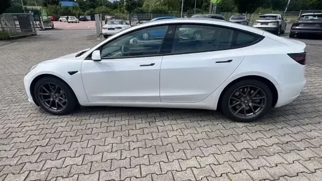 Gebraucht Tesla Model 3 324 kW (441 PS) 2022 Weiß metallic Limousine