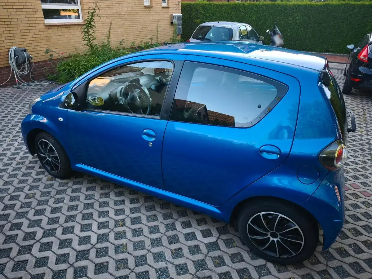 Gebraucht Toyota Aygo 69 PS (50 kW) 2013 Blau Kleinwagen