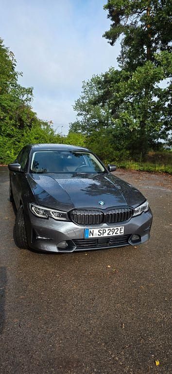 Grau Gebraucht 2021 BMW 330e Sport Line Limousine | 31.900 € (Guter Preis) - Bild 1/4