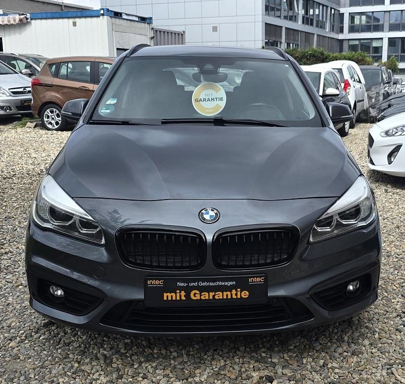 Grau Gebraucht 2017 BMW 218 Advantage Van / Kleinbus | 13.400 € (Superpreis) - Bild 1/4