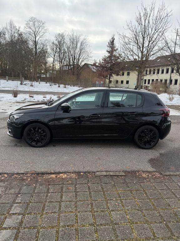 Gebraucht Peugeot 308 131 PS (96 kW) 2019 Schwarz Limousine