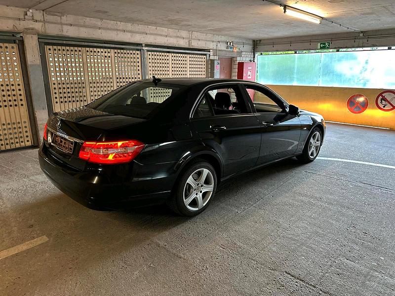 Schwarz Gebraucht 2011 Mercedes E220 Limousine | 7.900 € (Guter Preis) - Bild 1/4