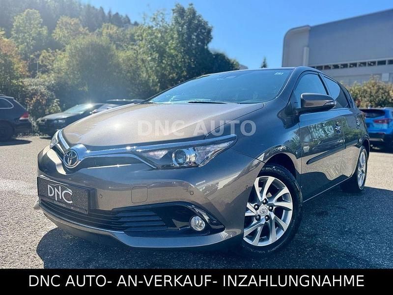 Grau Gebraucht 2017 Toyota Auris Edition Limousine | 13.890 € (Etwas zu teuer) - Bild 1/4