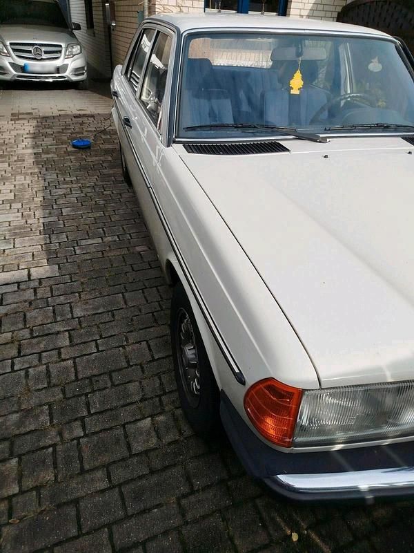 Gebraucht Mercedes 200 109 PS (80 kW) 1983 Weiß Limousine