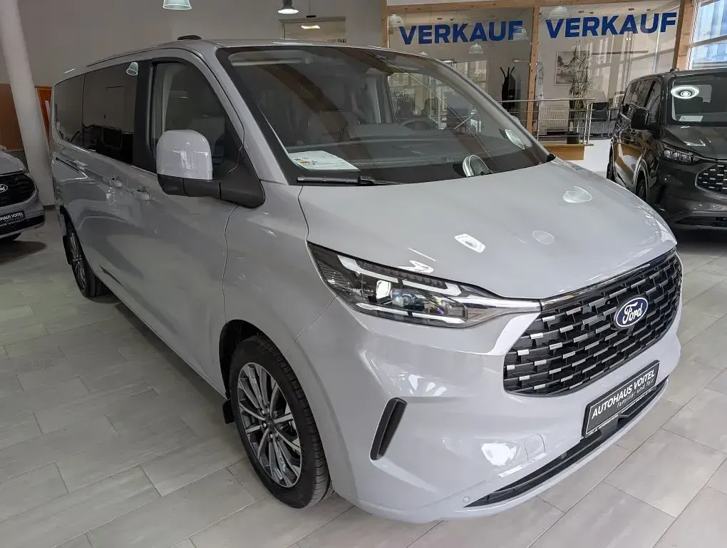 Neu Ford Tourneo Titanium X 170 PS (125 kW) 2026 Grau Van / Kleinbus