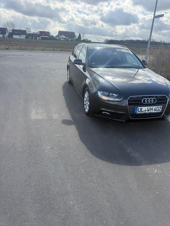 Gebraucht Audi A4 Attraction 136 PS (100 kW) 2014 Schwarz Kombi
