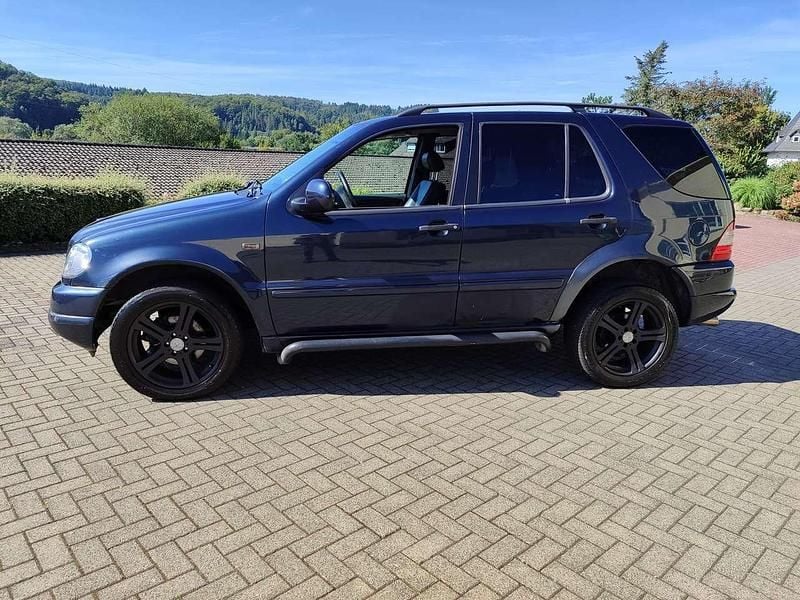 Gebraucht Mercedes ML430 272 PS (200 kW) 1998 Blau SUV