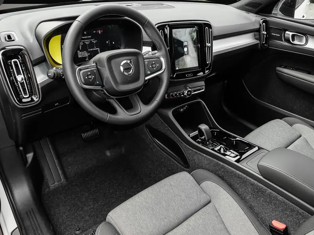 Gebraucht Volvo XC40 Business Edition 163 PS (119 kW) 2024 Manufacturer SUV