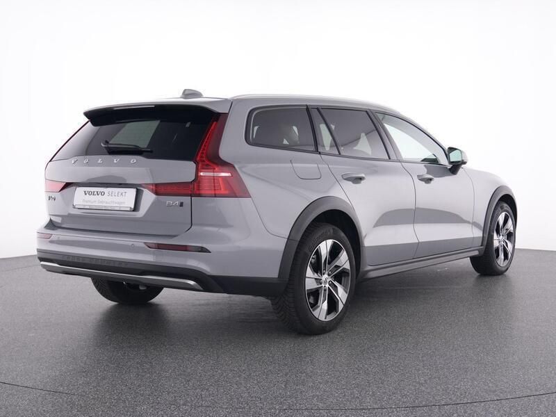 Gebraucht Volvo V60 CC Plus 197 PS (144 kW) 2024 Vapour grey / metallic Kombi