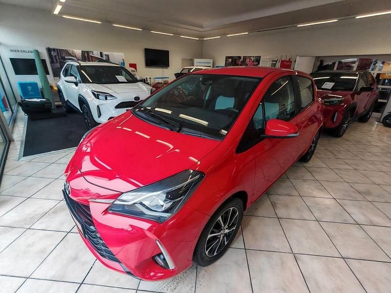 Super red v Gebraucht 2018 Toyota Yaris Team Kleinwagen | 13.890 € (Etwas zu teuer) - Bild 1/4