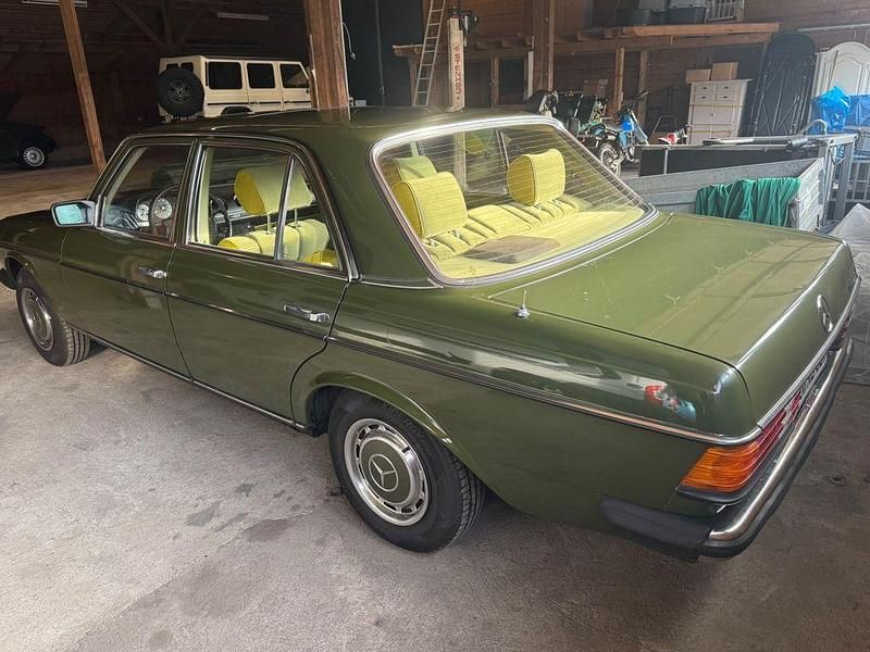 Brugt Mercedes E250 140 HK (102 kW) 1980 Grøn Sedan
