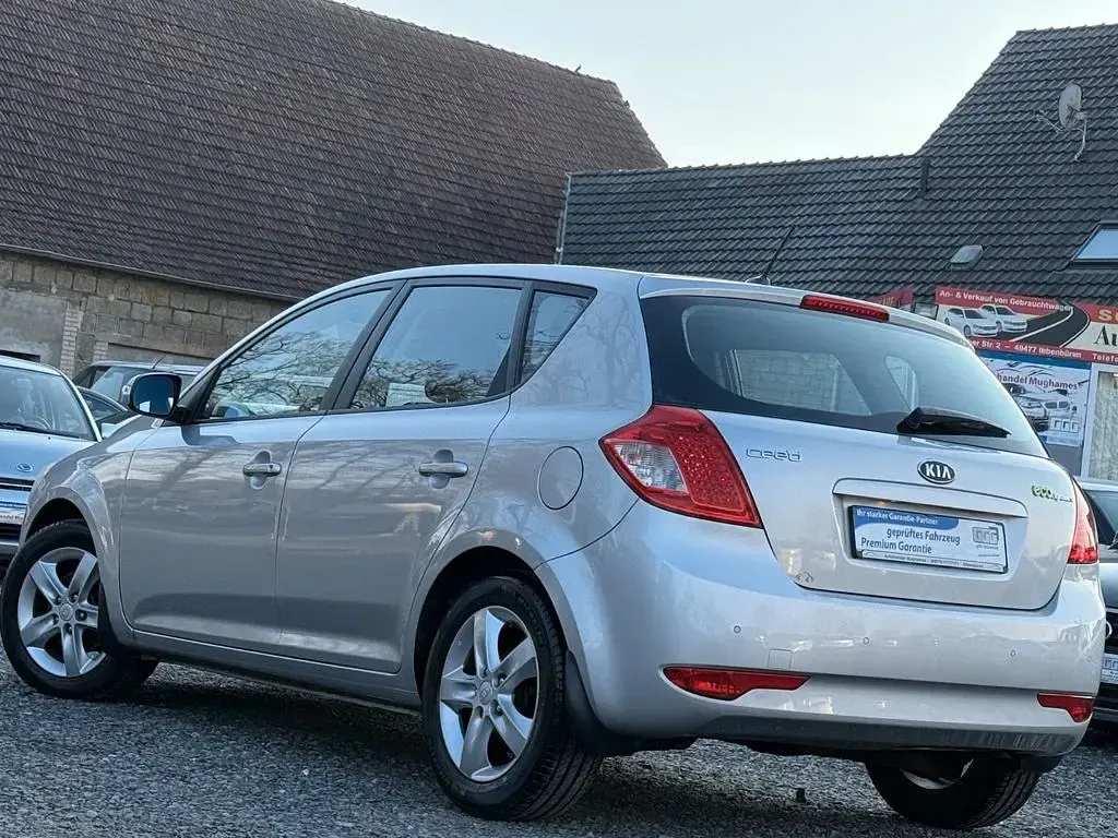 Używany Kia Ceed 128 KM (94 kW) 2012 Srebrny Hatchback