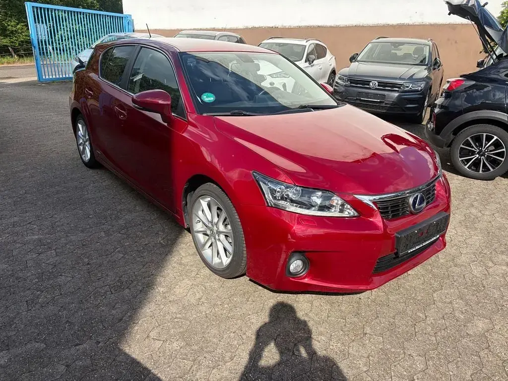 Gebraucht Lexus CT200h 99 PS (72 kW) 2011 Red mica cs Limousine