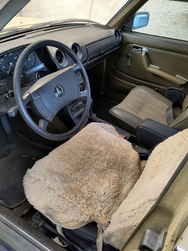 Gebraucht Mercedes 200 54 PS (39 kW) 1979 Gelb Limousine