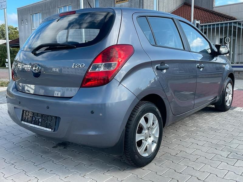 Grau Gebraucht 2009 Hyundai i20 Limousine | 2.899 € (Fairer Preis) - Bild 1/4