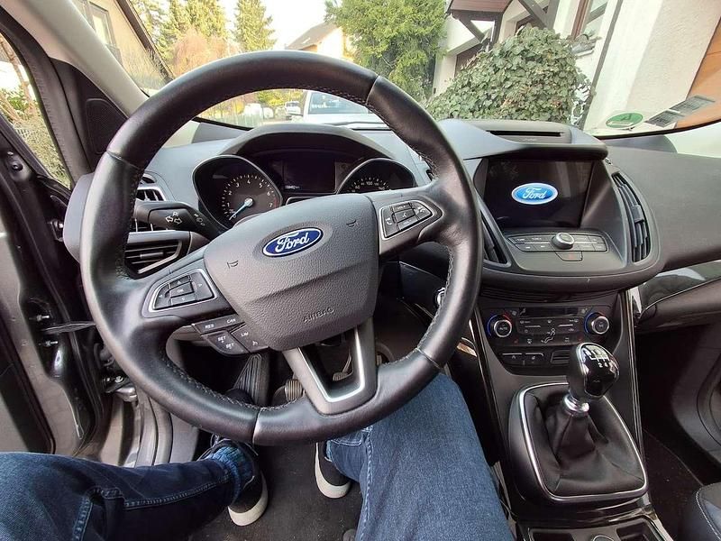 Gebraucht Ford Kuga Titanium 150 PS (110 kW) 2017 Braun SUV