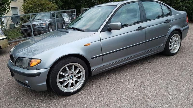 Grau Gebraucht 2005 BMW 318 Sport Line Limousine | 5.999 € (Teuer) - Bild 1/4