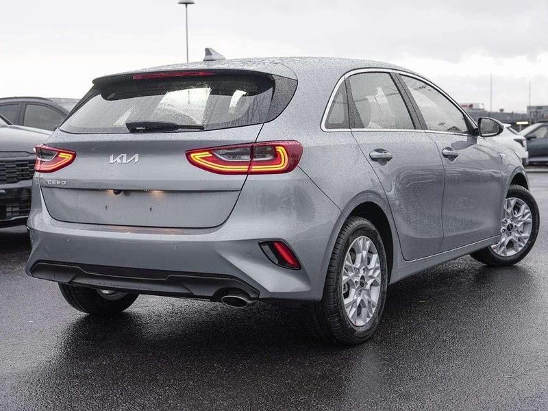 Neu Kia Ceed Vision 140 PS (102 kW) 2026 Silber lunarsilber metallic Kleinwagen