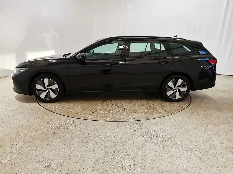 Gebraucht VW Passat 150 PS (110 kW) 2024 Grenadillschwarz metallic Kombi