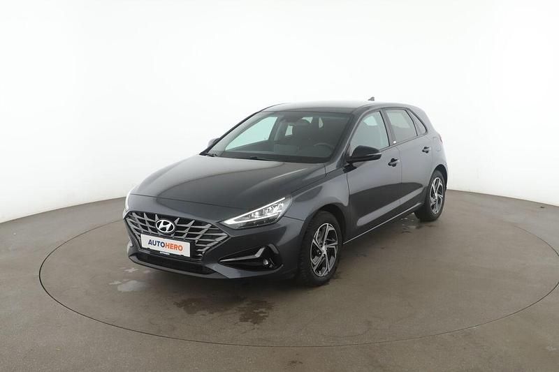 Grau Gebraucht 2020 Hyundai i30 Intro Edition Limousine | 14.430 € (Fairer Preis) - Bild 1/3