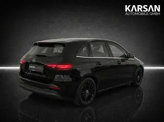 Gebraucht Mercedes B180 116 PS (85 kW) 2023 Schwarz Kleinwagen