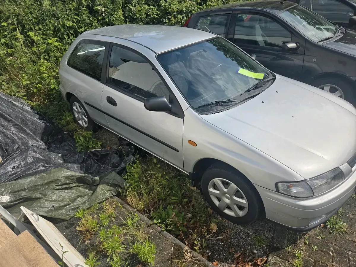 Gebraucht Mazda 323 88 PS (64 kW) 1998 Silber Limousine